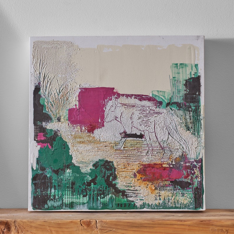 Op de afbeelding: Abstract schilderij op canvas met een wit wolfsilhouet in een landschap van roze, groene en gele penseelstreken. Het schilderij heeft een textuur en de tekst "10372" is zichtbaar in de rechterbenedenhoek.