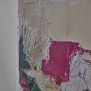 Op de afbeelding: Abstract schilderij met textuurstreken in tinten wit, beige, groen en roze. Het schilderij heeft een textuur, verhoogd ontwerp in de linkerbovenhoek.