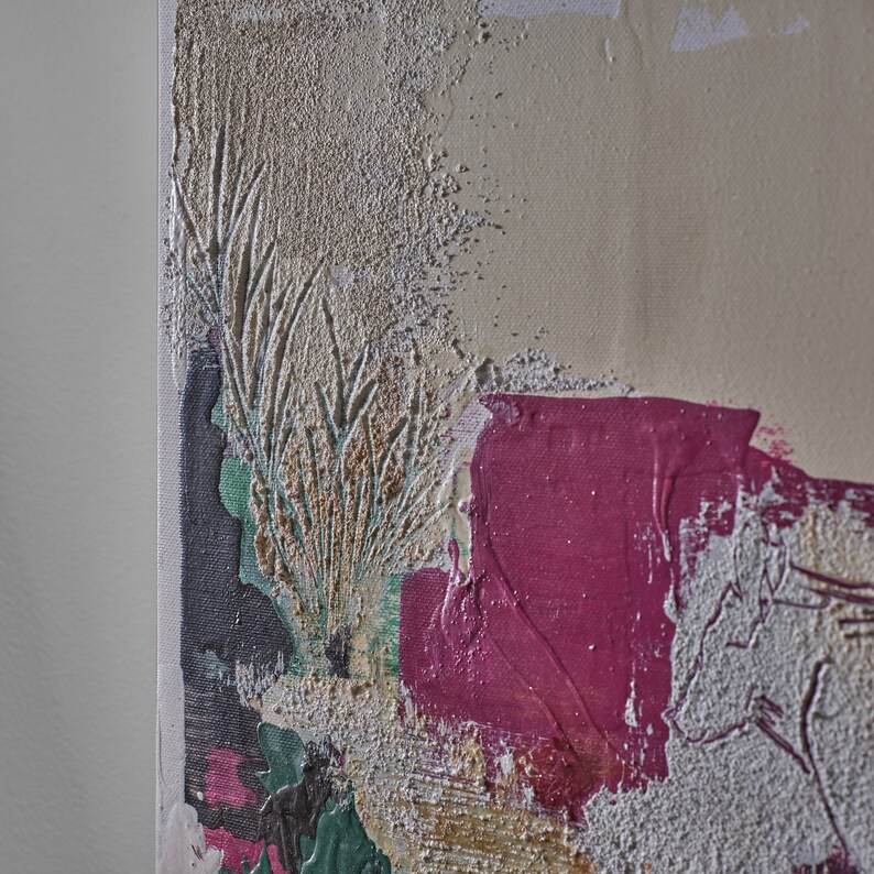 Op de afbeelding: Abstract schilderij met textuurstreken in tinten wit, beige, groen en roze. Het schilderij heeft een textuur, verhoogd ontwerp in de linkerbovenhoek.