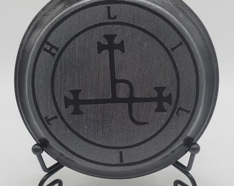 Sigilo de Lilith Negra sobre placa de altar de madera plateada con soporte: Decoración satánica para el hogar