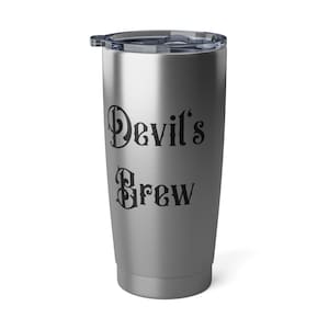 Puede incluir: Un vaso de acero inoxidable plateado con tapa negra y una inscripción negra que dice "Devil's Brew".
