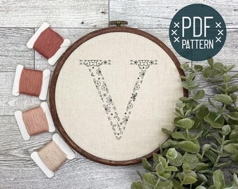 Motif de broderie à la main alphabet floral lettre V pour cadeau prénom brodé