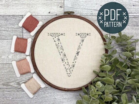 額　手刺繍です 花柄アルファベット V 手刺繍パターンデザイン、刺繍入り名前ギフト用