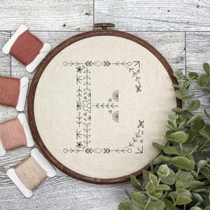 Floral Alphabet Buchstabe E Anfangsstickerei PDF Muster, sofortiger digitaler Download, Blumenmonogramm Stickerei für Anfänger, Handstickerei