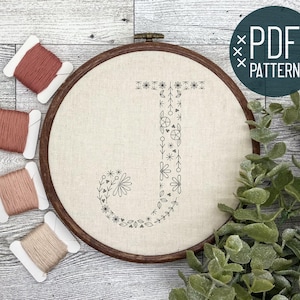 Patrón de bordado inicial del alfabeto floral en PDF, descarga digital instantánea, bordado de monograma floral para principiantes, letra J bordada a mano