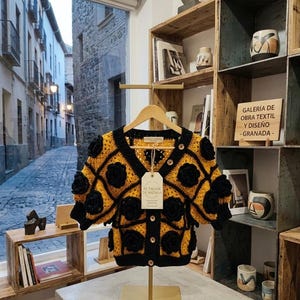 Chaqueta crochet hecha a mano con flores 3D -lana artesanal -Cardigan único negro y mostaza.-Slow fashion. Pieza exclusiva.