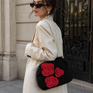 Bolso cluth artesanal Hecho a mano Mano con rosas. Bolso artesanal Elegante. Bolso Personalizado. Handmade Bag Spain