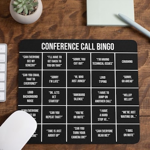 Puede incluir: Una alfombrilla de ratón rectangular negra con una cuadrícula blanca titulada CONFERENCE CALL BINGO. La cuadrícula contiene frases comunes como CAN EVERYONE SEE MY SCREEN, SORRY YOU CUT OUT, I AM HAVING TECHNICAL ISSUES, YOU ARE ON MUTE.
