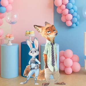 Może przedstawiać: Scena imprezy z postaciami z Zootopii, Judy Hopps i Nickiem Wilde. Różowe i niebieskie balony, babeczki i duża podświetlana cyfra 5 tworzą świąteczną atmosferę. Tło podzielone jest na różowe i niebieskie sekcje.