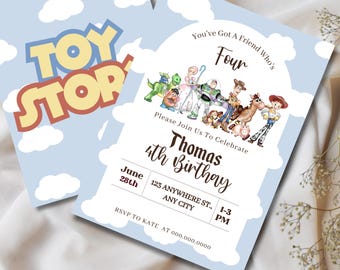 Puede incluir: Dos invitaciones de cumpleaños con el tema de Toy Story en azul claro. Una presenta el logotipo de Toy Story, la otra tiene los personajes y dice "You've Got A Friend Who's Four". La invitación incluye el nombre "Thomas", la fecha, la hora y la información de RSVP.