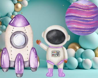 Puede incluir: Ilustración en acuarela de un cohete, un astronauta y un planeta. El cohete es blanco con detalles morados. El astronauta lleva un traje espacial blanco con ribetes morados. El planeta es morado y rosa con rayas doradas. El fondo es azul claro.