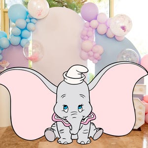 Puede incluir: Ilustración de dibujos animados de Dumbo el elefante con grandes orejas rosas, que lleva un sombrero blanco y un cuello rosa. El fondo presenta globos de colores pastel, creando un ambiente festivo, adecuado para un baby shower o una fiesta de cumpleaños.