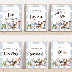 Può includere: Sei cartelli incorniciati con sfondo azzurro chiaro e accenti di nuvole bianche. Ogni cartello presenta testo e illustrazioni di personaggi di un popolare film d'animazione. I cartelli recitano: "You've Got a Friend Who's Four Welcome!", "Grab a Goodie from the Toy Box!", "Drop Your Cards & Gifts! Here", "Imagination Zone Let's Play", "Reach for the Snacks!", e "Grab a Drink Space Ranger!"