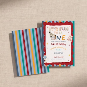 Puede incluir: Una tarjeta de invitación para el primer cumpleaños con borde festoneado rojo, una foto de un bebé con gorro de fiesta y el texto IT'S FUN TO BE ONE. La tarjeta incluye los detalles del primer cumpleaños de Nick y un sobre a rayas.