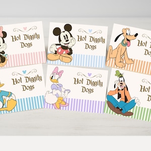 Może przedstawiać: Karty z postaciami Disneya, takimi jak Myszka Miki, Myszka Minnie, Kaczor Donald, Daisy Duck, Goofy i Pluto. Każda karta zawiera napis "Hot Diggity Dogs" z ikoną głowy Myszki Miki.