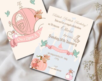 Op de afbeelding: Twee uitnodigingskaarten met een Assepoester-thema. Eén kaart toont een roze koets en de tekst "Once Upon A Time". De andere kaart heeft de tekst "Bibbidi-Bobbidi-Birthday!" en "as Princess Olivia turns 4".