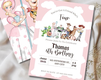 Puede incluir: Invitaciones de cumpleaños rosas y blancas con personajes de dibujos animados. La invitación dice "You've Got A Friend Who's Four" e incluye el nombre "Thomas" y los detalles de la fiesta. El diseño incluye un patrón de lunares rosas.