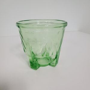 1930&#39;s Rare Vintage Green Depression Uranium Vaseline Green Glass Measuring Cup