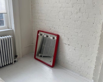 Espejo de pared iluminado de plástico rojo de Makio Hasuike para Gedy, década de 1970. Era espacial