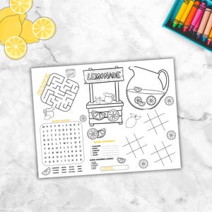 Puede incluir: Una hoja de actividades en blanco y negro con una ilustración de un puesto de limonada, un laberinto, una sopa de letras, juegos de palabras y cuadrículas de tres en raya. La página incluye texto como LEMONADE, WORD SEARCH y WORD SCRAMBLE.