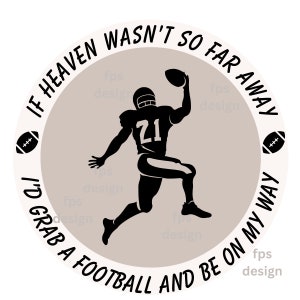 Può includere: Un'illustrazione in bianco e nero di un giocatore di football americano che cattura un pallone da football. L'immagine è in un cerchio con il testo "IF HEAVEN WASN'T SO FAR AWAY I'D GRAB A FOOTBALL AND BE ON MY WAY" intorno all'esterno.