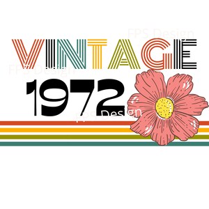 Puede incluir: Gráfico vintage 1972 con un diseño a rayas de colores y una flor rosa.