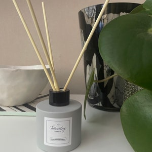 Difusor de varillas de pimienta negra y musgo de roble: aroma vegano de lujo vertido a mano, fragancia aromática duradera para el hogar, decoración elegante para el hogar