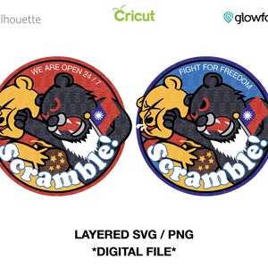 Puede incluir: Dos personajes de dibujos animados, un oso y un personaje parecido a Winnie the Pooh, están luchando. El oso lleva un uniforme negro con una estrella roja y una bandera taiwanesa. El personaje parecido a Winnie the Pooh lleva un uniforme rojo con una estrella amarilla. El texto "Scramble!" está escrito en letras azules sobre un fondo rojo. El texto "We are open 24/7" está escrito en letras blancas sobre un fondo rojo.