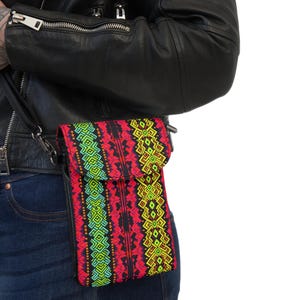 Elegante y chic bolso bandolera o cartera para teléfono móvil, estilo étnico africano, inspirado en la tela Kente, bolso de feria callejera, diseño inspirado en festivales.