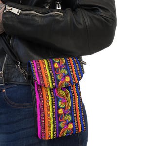 Elegante y chic bolso bandolera o cartera para teléfono móvil, estilo étnico africano, inspirado en la tela Kente. Bolso de feria callejera. Festival de música y arte jamaicano.