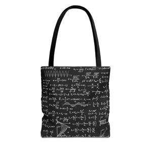 Può includere: Borsa tote nera con un motivo ripetuto di equazioni e formule matematiche bianche. La borsa ha un manico nero ed è progettata per trasportare oggetti. Un accessorio elegante per studenti o chiunque sia interessato alla scienza.