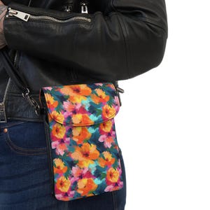 Elegante y chic bolso o cartera para teléfono móvil tipo bandolera, con diseño floral inspirado en un festival de música artística, ideal para viajar.