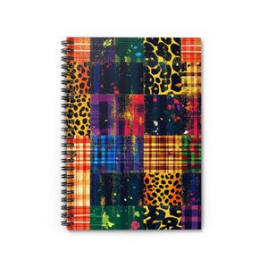 Puede incluir: Cuaderno con espiral con un diseño de patchwork colorido. La portada presenta un collage de patrones, incluyendo estampado de leopardo, cuadros y salpicaduras abstractas en varios colores como rojo, azul, amarillo y verde. El cuaderno está diseñado para escribir y tomar notas.