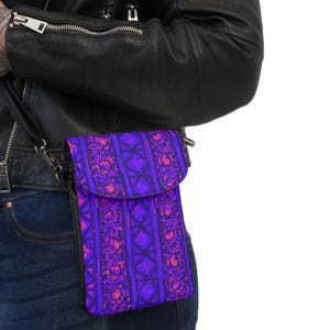 Elegante y chic bolso bandolera o cartera para teléfono móvil, estilo étnico africano, inspirado en el Kente, con diseño de festival de música y arte jamaicano.