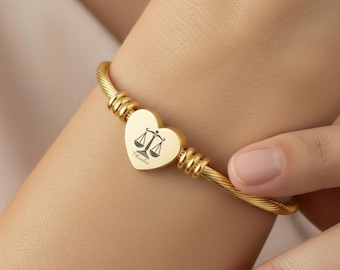 Elegante y chic brazalete de corazón con grabado, regalo personalizado de la balanza de la justicia, ideal para estudiantes de derecho, abogados y graduados.