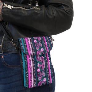 Elegante y chic bolso bandolera o cartera para teléfono celular pequeño inspirado en tela kente africana étnica, listo para festival de música y arte jamaicano.