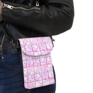 Elegante y chic bolso bandolera o cartera con diseño inspirado en tela kente africana étnica, bolso de feria callejera, inspirado en festival de música y arte jamaicano.