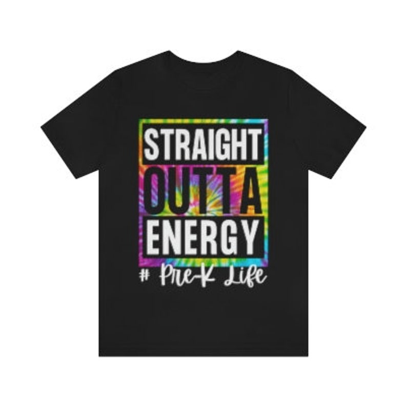 Pode incluir: Camiseta preta com um design tie-dye e o texto "Straight Outta Energy #Pre-K Life" em branco.