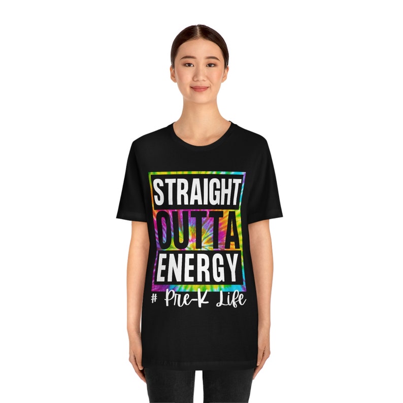 Pode incluir: Camiseta preta com um design tie-dye e o texto "STRAIGHT OUTTA ENERGY #Pre-K Life" em branco.