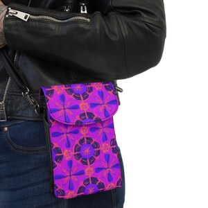 Elegante und schicke ethnisch afrikanisch inspirierte Handy-Crossbody, trendige Street Fair-Reisetasche, jamaikanische Kunstmusikfestival-Geldbörsen-Design