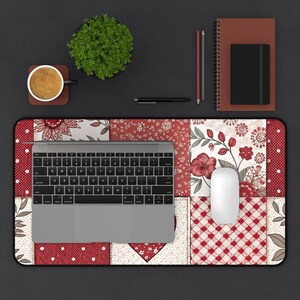 Puede incluir: Un salvamanteles de diseño patchwork rojo y blanco con un portátil, un ratón y una taza de café encima.