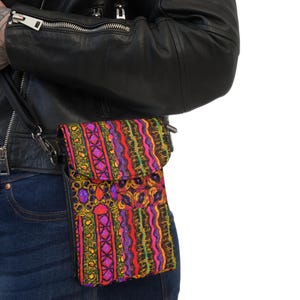 Elegante y chic cartera pequeña para teléfono celular, inspirada en tela kente africana, diseño de bolso para festival de música y arte jamaicano.