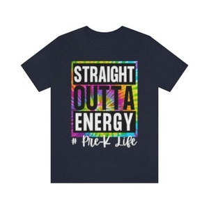 Pode incluir: Camiseta azul marinho com um design tie-dye e o texto "STRAIGHT OUTTA ENERGY # Pre-K Life" em branco.