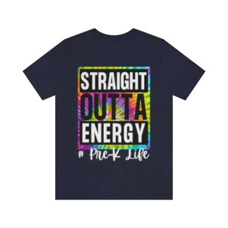 Pode incluir: Camiseta azul marinho com um design tie-dye e o texto "STRAIGHT OUTTA ENERGY # Pre-K Life" em branco.