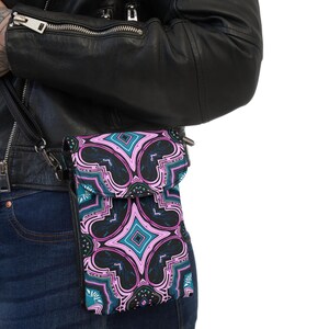 Elegante und schicke kleine Handy-Crossbody-Mappe, ethnisches afrikanisches Kente-Tuch inspiriertes Design, Reisetasche, jamaikanisches Kunstmusikfestival