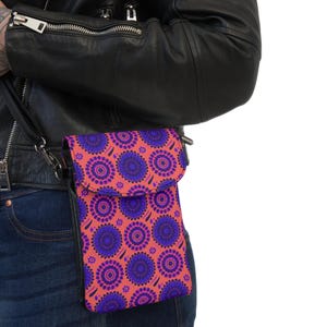 Elegante y chic bolso bandolera o cartera para teléfono móvil, estilo étnico africano, inspirado en la tela Kente, bolso de feria callejera, festival de música y arte jamaicano.