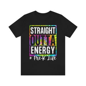 Pode incluir: Camiseta preta com um design tie-dye e texto branco que diz "STRAIGHT OUTTA ENERGY # Pre-K Life"