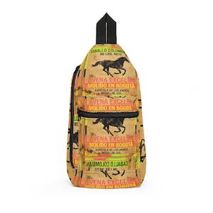 May include: A tan sling backpack with a black strap and zipper. The bag features text and a graphic of a horse. The text includes "CABALLO COLOMBIA 96 LBS. NETO" and "AVENA EXCELS MOLIDO EN BOGOTÁ".