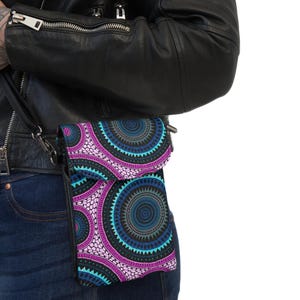 Elegante schicke kleine Handy-Crossbody-Brieftasche, jamaikanische Musik-Kunst-Tasche, ethnisches afrikanisches Kente-Tuch inspiriertes Design, trendige Straßenmesse