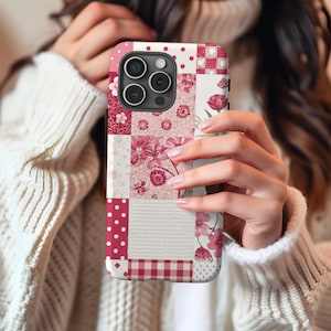 Può includere: Una custodia per telefono in patchwork rosa e bianco con un design floreale. La custodia presenta una varietà di motivi, tra cui pois, gingham e stampe floreali.